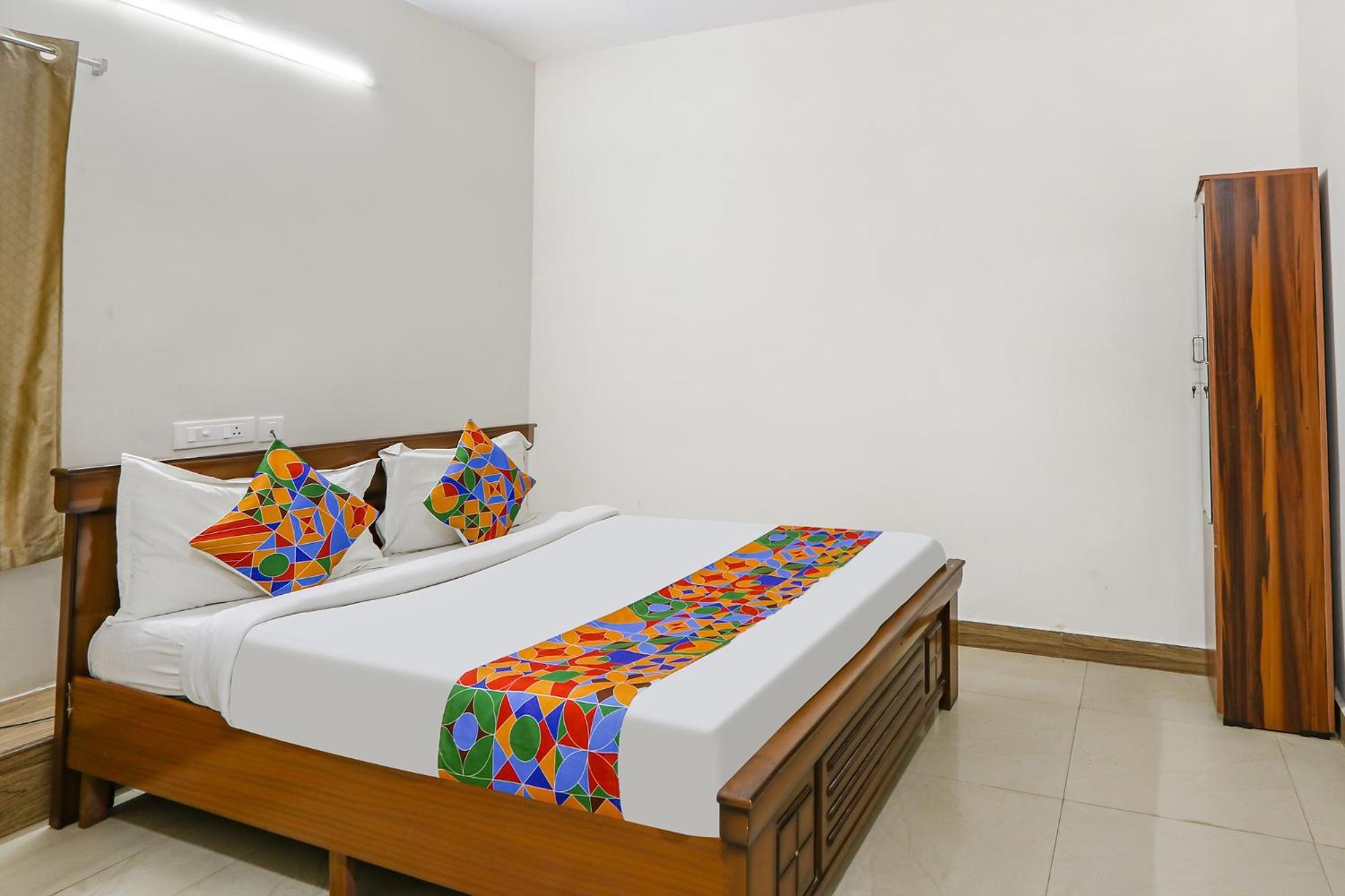 Fabexpress Korner Inn - Sivaji Park Визакхапатнам Екстериор снимка